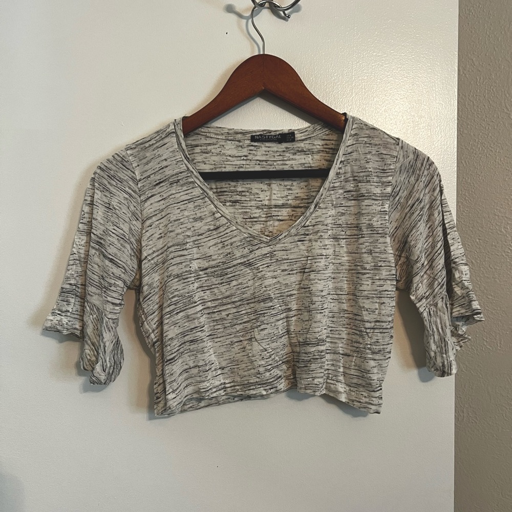 NASTY GAL l Grey Flowy Sleeved Crop Top